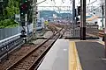 駅構内品川方面にある総合車両製作所横浜事業所まで伸びる三線軌条