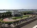 パドック。奥は河北潟