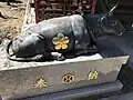 本殿前にある牛。（2019年4月撮影）