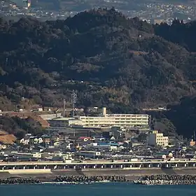 薩埵峠方面から望む静岡市立蒲原西小学校（2016年2月10日）