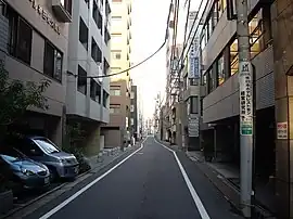 神田佐久間河岸(道路右)・神田佐久間町三丁目(道路左)