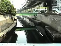 首都高速5号池袋線下を流れる(東京都文京区)