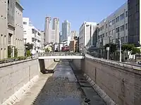 東京都庁舎を望む(東京都中野区・中央手前の橋梁は皐月橋)