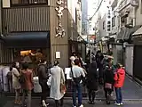 店舗前で待つ客の列（2016年1月撮影）