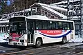 朝日自動車グループカラーの路線バス車両（水上駅）