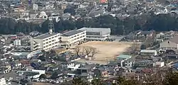 鳩吹山から望む可児市立土田小学校(2017年12月19日撮影)
