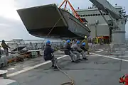 艦橋前クレーンとLCM。