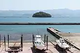 学校前の小浜湾に浮かぶ無人島 冠者島