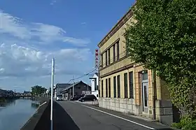 河岸にある甘強酒造