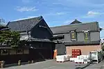 住宅土蔵（左）と工場（右）