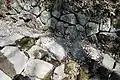 下流側の排水路の敷石