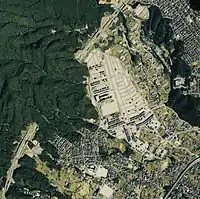 土砂災害が発生した場所の一つ（1988年当時の写真で宅地造成途中）。写真中央左から住宅地に流れる渓流で1999年土石流が発生した。