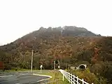観音岩山と八剣山トンネル（2004年11月）