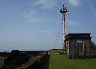 砦内の初期のオイルランプ式灯台の遺跡。