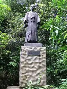 筑波大学附属小学校内の嘉納治五郎像 / 銅像の立地する校内庭園はかつての東京高師の占春園であった。