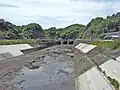 中央開水路、奥は口野トンネル