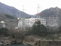 ダム左岸の鹿瀬発電所
