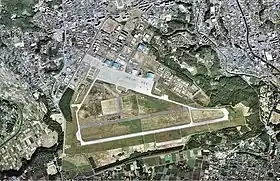 鹿屋航空基地付近の空中写真2013年11月23日撮影の10枚を合成作成。国土交通省 国土地理院 地図・空中写真閲覧サービスの空中写真を基に作成