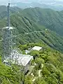 NHK-FMとFM鹿児島の中継局（2012年撮影）。かつてはNHK総合・教育・KKBアナログの電波も送信されていた。2015年までにFM鹿児島のERPが変更されており、FM鹿児島が現在も同施設を使用しているかは不明。