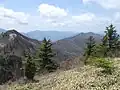 左の前烏帽子から右奥方向の稜線へ行った先が寒峰