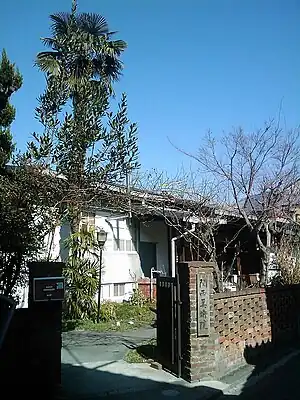 美術院正門前(建築家武田五一により設計)。北側の窓からの自然光が美しいとされる。