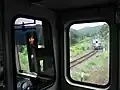 加茂行き通過列車内より発着線上で亀山行き対向待ち列車を見る（2005年8月）