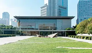 内閣総理大臣官邸。2002年竣工。内閣総理大臣の執務、迎賓等に供する。