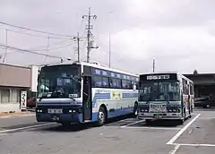 筑波山に到着したニューつくばね号。右は一般路線の下館駅行(1999年8月撮影)。