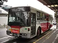関東バス武蔵境駅に停車中の3扉車
