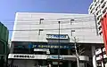 旧ユーノスロード+アンフィニ関東 方南町店4つある非常窓の右側上下段に挟まれた位置に｢EUNOS｣ロゴの痕跡が見える｡