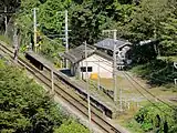 駅全景。ホームに面した建物が待合所。背後の建物は便所。