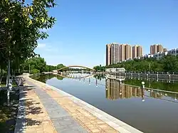 川が流れるカラマイ市街地