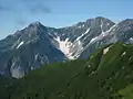 常念山脈から見た涸沢カール（左：前穂高岳、右：奥穂高岳、2007年8月撮影）
