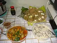 カレカレ(フィリピン料理)。タンとホワイトソース、パンシットカントン。