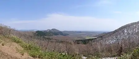 根室本線旧線跡からの狩勝峠付近の眺望。 日本三大車窓の一つ。(2015年4月)