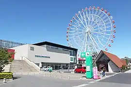 県道側から見たセントラルプラザ。