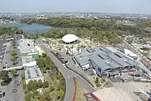 画像左:PAと併せてハイウェイオアシスとして岩ヶ池公園と一体的に整備された刈谷ハイウェイオアシス。画像右:テクノフォレストのデザインコンセプトを採用した豊田JCT。橋脚を樹木に見たてている。