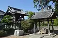 鐘楼と手水舎