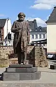2018年に中華人民共和国からマルクス生誕200年を記念してドイツ・トリーア市に贈呈されたマルクス像。