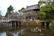放生池と仁王門