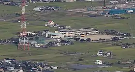 養老山地から見下ろす養老町立笠郷小学校（2014年9月16日撮影)