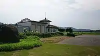 空港管理事務所と集出荷施設（手前）