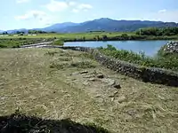 嘉瀬川本流を堰止める石井樋の大井出堰。手前の遺構が当時のもので、奥が稼働中のもの。