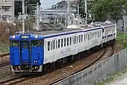 香椎線独自のアクアライナー色。側面に「AQUA LINER」のロゴが入る（2018年12月 和白駅 - 香椎駅間）