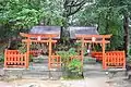 稲荷神社（左）・鶏石神社（右）