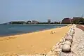 現在の香椎浜。小説中で荒涼とした、堅い岩肌の、絶対に痕跡を残しそうにない場所と描写されている当時の海岸は埋め立てられ、ここから50mほど内陸に位置する。