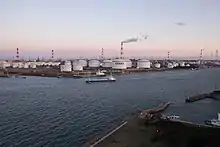鹿島港南航路と神之池東部地区の工場群(港公園展望塔より)