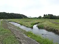 鹿島川(左)に流入する平川(右)
