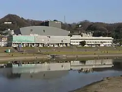 右:柏原市役所庁舎、左:リビエールホール(市民文化会館)