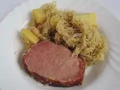 肉とジャガイモの付け合わせ